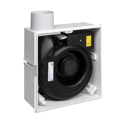 „Quadratisches weißes Gehäuse eines Lüftungsventilators mit schwarzem Ventilator und gelben Warnhinweisen, eingesetzt in modernen HVAC-Systemen für effiziente Luftzirkulation und Energieeinsparung. - © Bild: Meltem