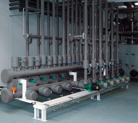 Alt-Text ersetzen: "Detailansicht eines komplexen Sanitärsystems in einer Industrieanlage, gezeigt werden isolierte Rohre, Ventile und Steuerungsmechanismen zur effizienten Heizungs- und Wasseraufbereitung. - © Bild: Armacell