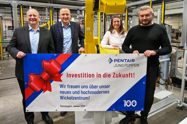 Die Geschäftsleitung der Jung Pumpen GmbH (v. l.) Stefan Sirges und Dominik Pelizaeus sowie die Projektverantwortlichen Stefanie Holz und Alexander Brestel freuen sich stellvertretend für die gesamte Belegschaft über die zukunftsweisende Investition.