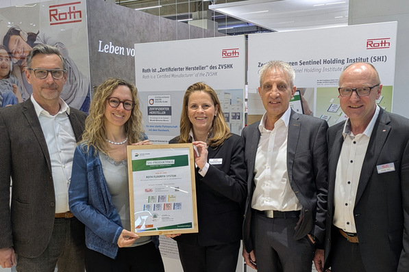 Für Bauprojekte mit höchsten Ansprüchen an die Nachhaltigkeit: Geschäftsführer Ralf Kärger und Vertriebsleiterin Daniela Schweizer von der Sentinel Haus Holding (von links) übergeben den SHI-Produktpass an die Roth Werke mit Geschäftsführerin Christin Roth-Jäger, den Leiter Produkttechnik Michael Georg und dem Verkaufsleiter Energiesysteme, Rüdiger Heinz.