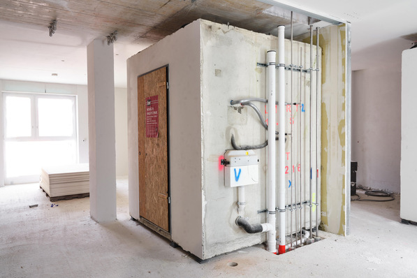 Auf einer Wandseite der Fertignasszellen sind die Anschlüsse vorbereitet, sodass die Nasszelle mit wenigen Handgriffen an die Hauptver-sorgungsleitungen angeschlossen werden kann.