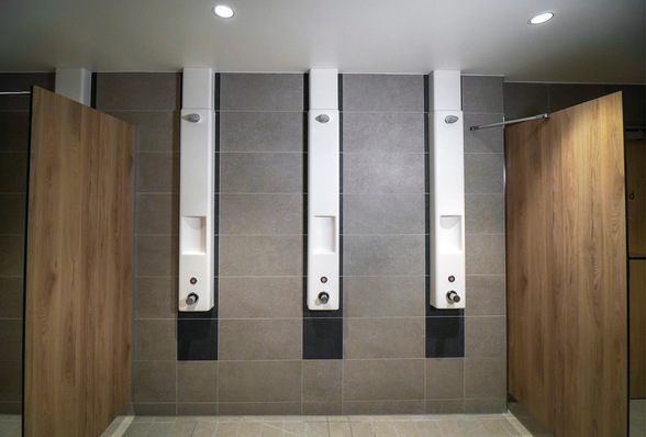 In den Duschräumen kamen ­die Duschpaneele Conti+ Congenial mit ­fugenlos integrierter Seifenablage in AVW Weiß und mit ­passender ­Haubenverlängerung zum Einsatz