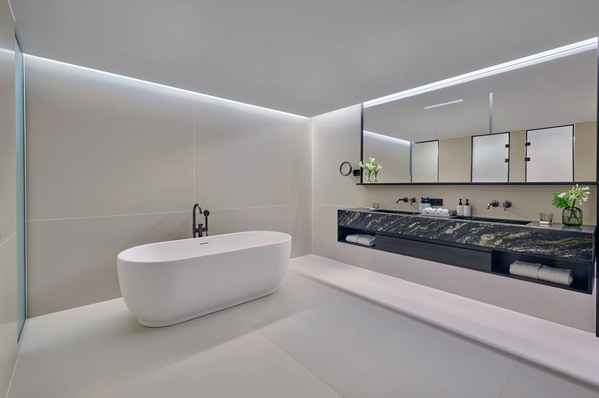 In den Suiten sorgen frei stehende Badewannen der Serie Luv von Duravit für entspannte Rückzugsorte. Ihre samtig-matte Oberfläche aus DuroCast fügt sich harmonisch in das puristische Raumkonzept ein – kontrastiert von einer markanten Natursteinkonsole mit integrierten Vero Air Waschtischen.