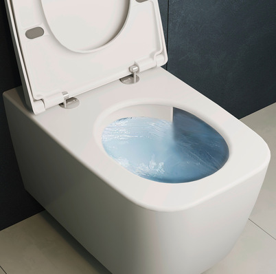 Neuer, themenrelevanter und optimierter Alt-Text: „Moderne spülrandlose WC-Keramik mit offenem Deckel, Wasserwirbel demonstriert innovative Spültechnik für effiziente Reinigung und verbesserte Hygiene im Sanitärbereich. - © Bild: Vitra
