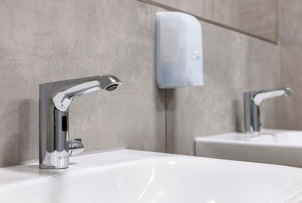 Pseudomonas aeruginosa hat für Menschen mit einem noch nicht ganz ausgebildeten oder einem unzureichend arbeitenden Immunsystem eine hohe bis sehr hohe Relevanz.