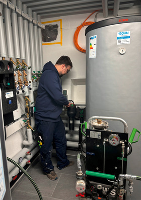 Im Keller des Einfamilien­hauses soll die neue Wärme­pumpenanlage fachgerecht befüllt und normgerechte Wasserqualität gewährleistet werden.