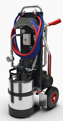 Optimierter, themenrelevanter Alt-Text: „Mobile Reinigungsanlage für Sanitärinstallationen mit flexiblen Schläuchen, Manometer und fahrbarem Edelstahltank – Einsatz zur Wartung und Spülung von Trinkwasserleitungen in Gebäuden.“. - © Bild: Orben