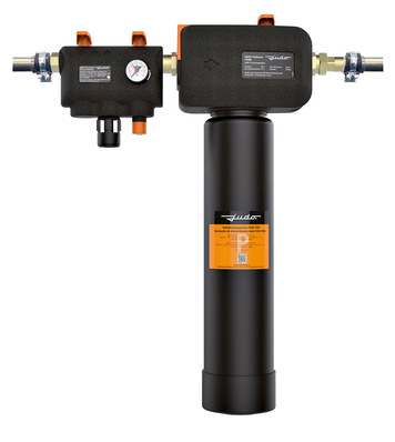 Gerne! Hier ein optimierter, fachlich präziser und für die Zielgruppe relevanter Alternativtext für das beschriebene Bild: Alt-Text-Vorschlag: Schwarzer Industrie-Luftfilter mit Manometer und Kennzeichnung „Fiudo P“, installiert an einer horizontalen Rohrleitung zur Filtration und Überwachung der Luftqualität in gebäudetechnischen Anlagen. Begründung: Der neue Alt-Text benennt konkret den Einsatzzweck (Luftfiltration, Überwachung), die technische Umgebung (Rohrleitung in Gebäudetechnik) sowie das zentrale sichtbare Merkmal (Manometer/Kennzeichnung). Er hebt Relevanz und Anwendungsbereich für Entscheider, Handwerksbetriebe und Fachkräfte hervor. - © Bild: Judo