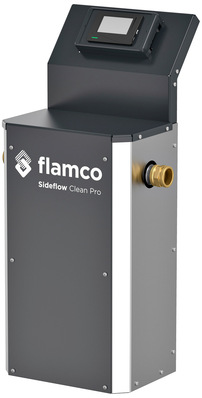 Gerne! Hier ein optimierter Alt-Text für das beschriebene Bild, zugeschnitten auf die Zielgruppe und den thematischen Kontext: Alt-Text-Vorschlag: „Seitlich montierte Wasseraufbereitungseinheit Flamco Sideflow Clean Pro mit digitalem Display und mehreren Anschlussarmaturen – geeignet für den Einsatz in Heizungsanlagen zur effizienten Entfernung von Schmutzpartikeln und Magnetit, zur Optimierung der Anlagensicherheit und des Energieverbrauchs.“ Dieser Alt-Text benennt neben Gerätetyp auch Funktion, Anwendungskontext sowie Mehrwert für Fachzielgruppen. - © Bild: Aalberts-hfc