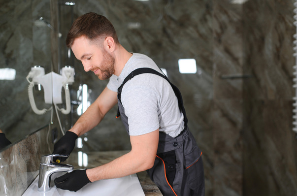 Hersteller- oder Handelsmarke? Diese Frage stellt sich das Handwerk nicht nur, wenn es um Hotelbäder geht.