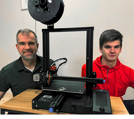 Wenn der Vater mit dem Sohn aktiv wird: Rainer und Philipp Sebastian (rechts) gehen neue Wege in der Ersatz- bzw. Einzelteil­beschaffung.