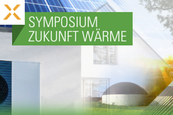 Optimierter Alt-Text: „Modernes Wohngebäude mit Solarpaneelen auf dem Dach, im Vordergrund grüner Schriftzug 'Symposium Zukunft Wärme' – Symbol für innovative Heiztechnik und nachhaltige Energieversorgung in der SHK-Branche.“ --- Begründung: Der Alt-Text beschreibt detailliert die Bildinhalte (Wohngebäude, Solarpaneele) und nimmt den thematischen Bezug zum Fachpublikum (innovative Heiztechnik, nachhaltige Energieversorgung) sowie zur Veranstaltung („Symposium Zukunft Wärme“) explizit auf. Auf dekorative Elemente wird verzichtet; Statt dessen werden relevante Begriffe für Entscheider und Fachkräfte verwendet. - © Conexio-PSE