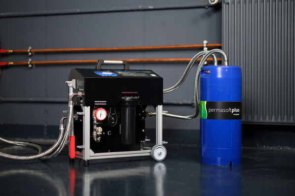 Mit permaLine und permasoftplus können Anlagen zunächst mit Trinkwasser befüllt und gespült werden sowie nach erfolgreicher Dichtheitsprüfung im Teilstrom-verfahren so aufbereitet werden, dass in einem Arbeitsgang Salze, Härtebildner und Sauerstoff weitgehend entfernt werden.