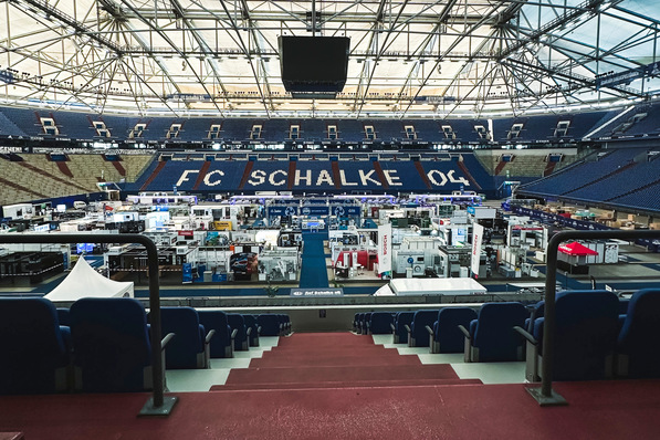 Gerne, hier ist ein optimierter und themenrelevanter Alt-Text für das beschriebene Bild, angepasst an die Zielgruppe und Inhalte der SBZ: Optimierter Alt-Text: „Fachmesse im Stadion des FC Schalke 04 mit Ausstellungsständen zu Sanitär-, Heizungs- und Klimatechnik, präsentiert für Fachbesucher aus der SHK-Branche.“ Begründung: Der neue Text beschreibt konkret den Kontext (Fachmesse), verweist auf die behandelten Themenbereiche (Sanitär-, Heizungs- und Klimatechnik) und spricht damit gezielt die Fachzielgruppe an. - © Zander / Fohrer