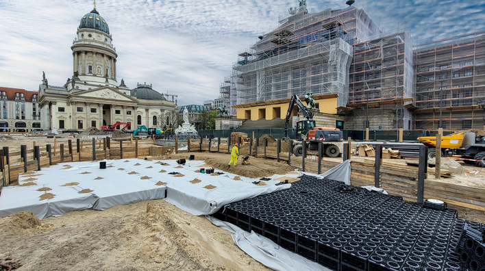 Am Berliner Gendarmenmarkt wird das Konzept der Regenwasserversickerung im Rahmen eines klimaresilienten Stadtumbaus umgesetzt.