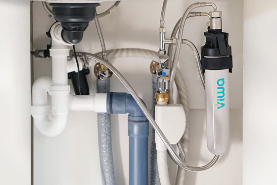 viwa wird einfach unter der Küchenzeile angeschlossen und verwandelt die Küchenarmatur in eine Zapfstelle für hochwertiges Trinkwasser. Für erhöhten Bedienkomfort verfügt der Filter über eine spezielle Connector-Technologie, die den regelmäßigen Tausch der Filterkartusche erheblich erleichtert.