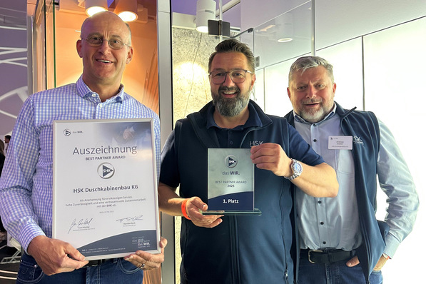 HSK Geschäftsführer Joachim Schulte, geschäftsführender Gesellschafter von HSK, sowie die Verkaufsleiter Martin Brodmeier und Andreas Bieber (v. l.n.r.) freuen sich über die Prämierung.