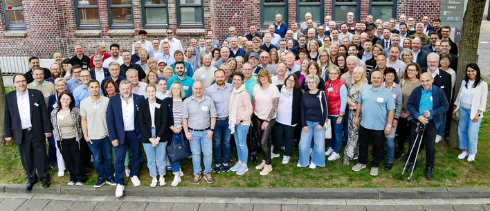 Engagierte Mitglieder: Über die Republik verstreute SHK-Betriebe, die nicht im Wettbewerb miteinander stehen, ­bringen mit Unterstützung der in Geislingen ansässigen Zentrale bei bad  &  heizung die Dinge gemeinsam voran.