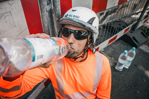 Bauarbeiter trinkt Wasser