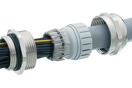 EMV-Kabelverschraubung mit integrierter Knickschutzspirale: Der Knickschutz verhindert das Abknicken des Kabels und schützt so vor einem Freiliegen des Kabels bzw. dessen Litzen. Auch diese Ausführung gewährleistet elektromagnetische Verträglichkeit gemäß EMV-Anforderungen.