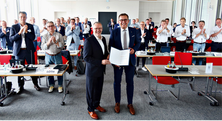 Ein bewegender Moment zur Mitgliederversammlung war die Verleihung des Handwerkszeichens in Gold an ZVSHK-Präsident  Michael Hilpert  (Mitte rechts). Jörg Dittrich (Mitte links), Präsident des Zentralverbands des Deutschen Handwerks (ZDH), würdigte ­Hilperts jahrzehntelangen Einsatz.