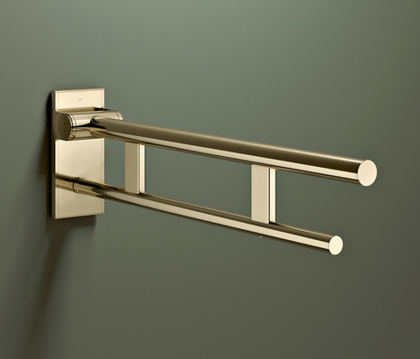 Goldfarbener Doppelhandtuchhalter für die Wandmontage mit modernem Design auf grünem Hintergrund. - © Bild: Hewi