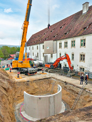 ﻿Holzpelletlager und -­entnahme wurden als ­Erweiterung der ­Heizzentrale unterirdisch gebaut.