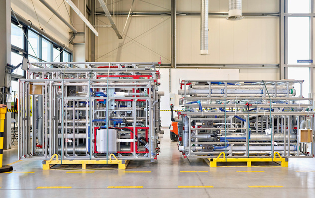 Die vorgefertigten ­Installationswände ­stehen (im Werk) für den nächsten ­Lieferabruf ­bereit. In der Regel wird just in time nur die ­Menge ­angeliefert, die auf der Baustelle zeitnah installiert werden kann.