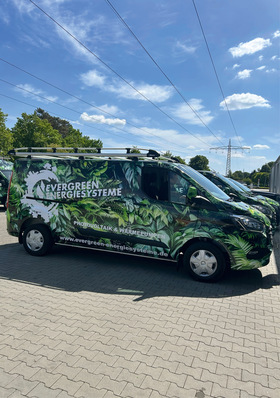 Fällt auf, bleibt im Gedächtnis: ein Transporter von Evergreen Energiesysteme.