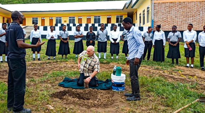 Symbol für Wachstum: Zu Beginn des Schulbetriebs im Jahr 2022 pflanzte Roland Ketterer einen Baum im Zentrum des Schulgeländes.