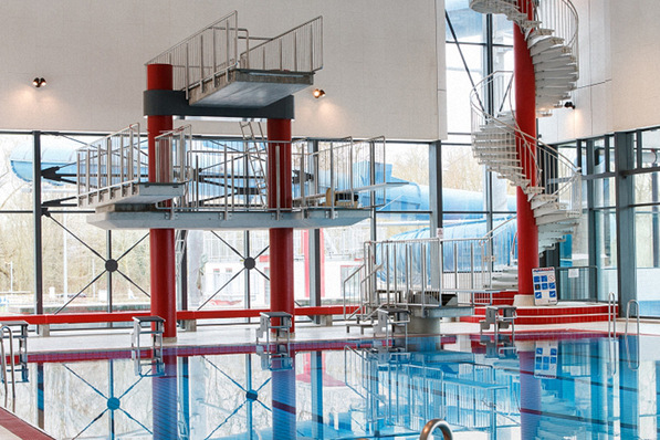 Der neue Sprungturm und stündliche Wellengang im Hallenbad der Pyrmonter Welle ziehen jährlich etwa 100.000 Besucher an.