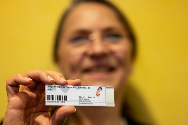 Klare Beschriftung für klare Bilanz: Doris Paulus demonstriert die Basis einer digitalen Inventur auf Knopfdruck.