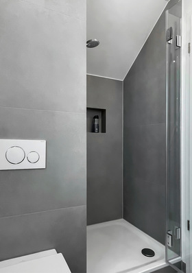 Die Duschfläche ist so weit unter die Schräge geschoben, dass die Kopfhöhe noch ge­geben ist. Ihre Größe von 90 x 90 cm ist ausreichend für komfortables Duschen.