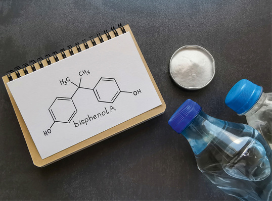 Bisphenol A (BPA) kann bereits in geringen Mengen gesundheitsschädlich wirken. Es wird unter anderem zur Herstellung bestimmter Epoxidharze verwendet, die bei Innenbeschichtungsverfahren von Rohrleitungen zum Einsatz kommen.