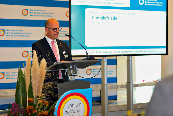 Klare Worte von Stefan Menrath zum SHKontakt: ­„Niemand sollte mit der Entscheidung zu einer neuen Heizung auf die kommunale Wärme­planung oder auf ein Wärmenetz warten.“