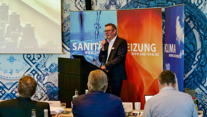 Landesinnungsmeister Ulrich Grommes sprach zur zweiten ordentlichen Mitgliederversammlung des Fachverbandes SHK Nordrhein-Westfalen vor vollem Haus.