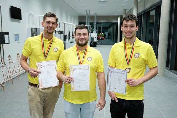 Deutschlands beste Anlagenmechaniker SHK im Jahr 2025: Ben Nopper (Mitte) aus Baden-Württemberg, Mika Turnage (re.) aus Bayern und Elias Thome (li.) aus dem Saarland.