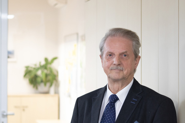 Helmut Bucher, Gründungsmitglied und langjähriger Geschäftsführer des Fortbildungswerks Haus- und Betriebstechnik (FHB), verabschiedet sich zum Jahresende 2025 in den Ruhestand.