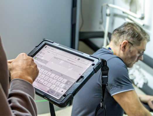 Mit mobilen Anlagendokumentationen, Checklisten und Arbeitsprotokollen sparen Monteure Zeit – vor, während und nach Kundenbesuchen.