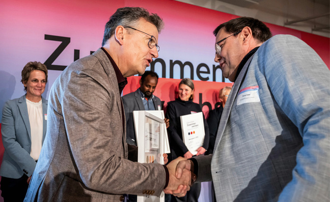 Projektleiter Patrick Heber (rechts) nahm den Preis für die Innung ­Berlin entgegen.