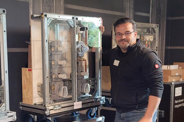 Servicetechnik und Vertrieb von Dornbracht begleiten die Trainings persönlich und vermitteln sowohl technisches Wissen als auch wertvolle Montagepraxis. Hier zu sehen: Tarkan Dalgic, Technical Service Assist bei Dornbracht.