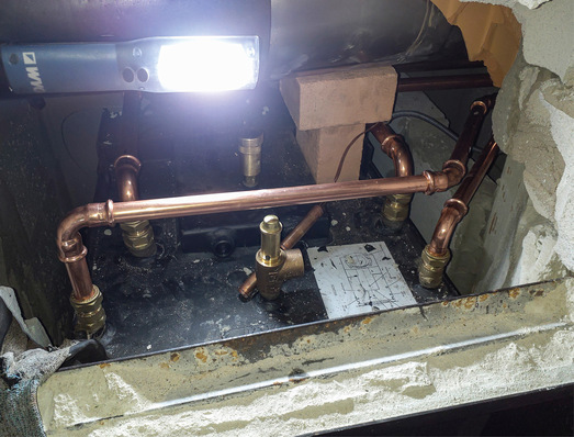 Vorbereitende Arbeiten für den Kachelofeneinsatz, der später im Keller angeschlossen werden soll.