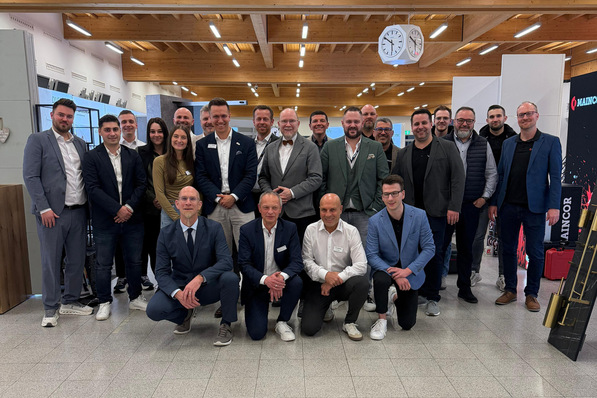 Die Menschen im Hintergrund der Powermesse.