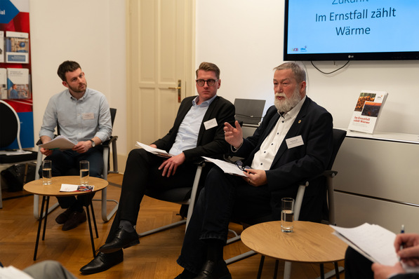 Von links: v.l.n.r. Robert Mülleneisen, Vorsitzender des GVOB und Sprecher der Initiative #ofenzukunft, Falko Beitz, Mitglied des Landtags Mecklenburg-Vorpommern und Sprecher für Arbeitsmarkt, Handwerk sowie Energie- und Klimaschutzpolitik und Ralf Mucha, Mitglied des Landtags Mecklenburg-Vorpommern und Sprecher für Blaulichtorganisationen und Bundeswehr.