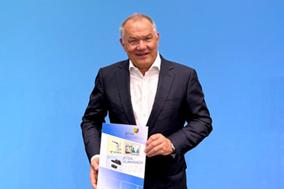 BTGA-Präsident Jan Opländer stellte das druckfrische Jahrbuch des Verbands auf der Messe „Light + Building“ in Frankfurt am Main vor.