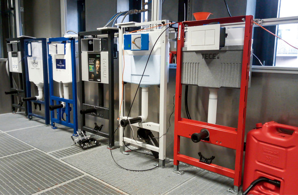 Was leisten die Spülkästen namhafter Hersteller? Die SBZ hat gemeinsam mit der Hochschule Esslingen im Sanitärlabor ausgiebig getestet.