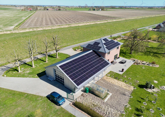 Der Wohnhaus-Neubau mit angrenzender Lagerhalle. Auf den Dächern sind 30 kW PV-Leistung installiert.