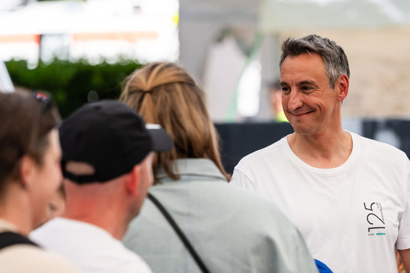 Hansgrohe feiert 125 Jahre mit Festival Mitarbeitende der Hansgrohe Group feiern das 125-jährige Unternehmensjubiläum am Stammsitz in Schiltach: Mehr als 5000 Beschäftigte und ihre Familien kamen zu einem großen Festival mit Live-Musik, Mitmachaktionen und Einblicken in die neue Ausstellung in der Aquademie zusammen.