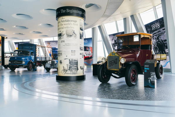 Von rechts: Benz 1C (1922), Mercedes-Benz 170 V Servicefahrzeug (1952) und Mercedes-Benz L 911 Kurzhauber-Lkw (1966). In der Mitte die Nachbildung einer historischen Litfasssäule mit Informationen zur frühen Nutzfahrzeuggeschichte von Mercedes-Benz.