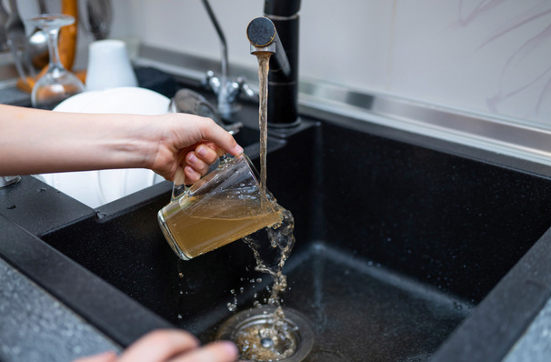 A Fachgerecht geplante und ­betriebene Trinkwasser-Installationen erhalten die Trinkwassergüte bis zur Entnahmestelle. Ob ­auffällige Messwerte gegen den jeweiligen Grenzwert der TrinkwV gespiegelt und einer Ursache zugeordnet werden ­können, entscheidet die fachgerechte Probennahme.